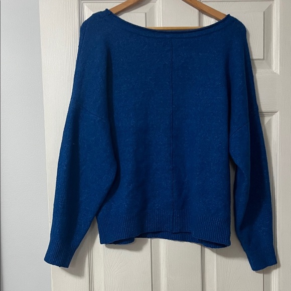 Abercrombie & Fitch Women's Vibrant Blue Crew Neck Sweater - Picture 4 of 6